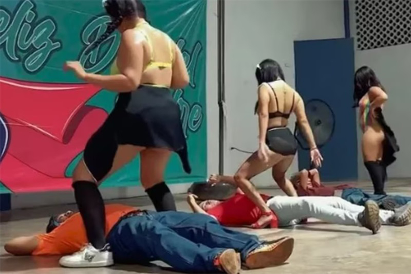 Strippers dançam sobre homens em festa do Dia dos Pais no México (Foto: Redes sociais/Reprodução)