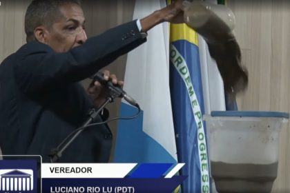 Luciano Rio Lu jogou cocô no plenário da CM de Campos dos Goytacazes (Foto: TV CMCG/Reprodução)