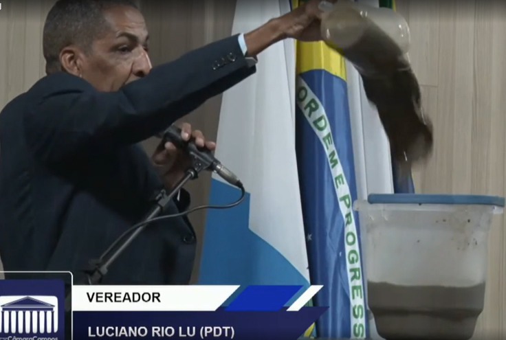 Luciano Rio Lu jogou cocô no plenário da CM de Campos dos Goytacazes (Foto: TV CMCG/Reprodução)
