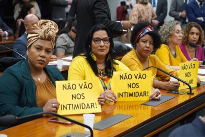 Deputadas protestaram contra abertura de inquérito no Conselho de Ética (Foto: Pablo Valadares/Agência Câmara)