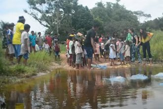 Crianças às margens do Rio Laje: lei assegura direitos civis (Foto: Câmara Municipal de Guajará/YouTube)