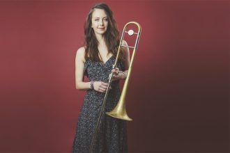 A norte-americana Natalie Cressman vai dar aulas de técnica de trombone (Foto: SEC-AM/Divulgação)