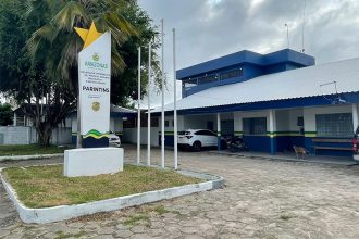 Casal suspeito de estupro está preso na delegacia de Parintins (Foto: Erlon Rodrigues/PC-AM)