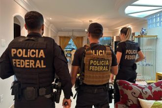 Agentes federais fazem busca em casa de suspeito na operação Dente de Marfim (Foto: PF-AM/Divulgação)