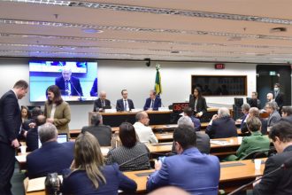 Audiência pública na Câmara: deputados em defesa de petróleo na Foz do Amazonas (Foto: Zeca Ribeiro/Agência Câmara)