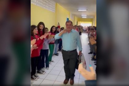 Professor Jacy Silveira Nunes é aplaudido por alunos ao se despedir de escola (Foto: Redes sociais/Reprodução)