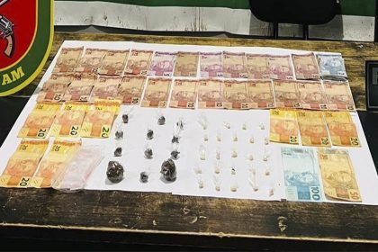 Dinheiro e drogas foram apreendidos com primos, presos por tráfico (Foto: PC-AM/Divulgação)