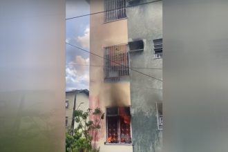 Fogo começou em um dos quartos do apartamento, no térreo (Foto: Redes sociais/Reprodução)