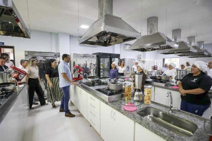 Governador Wilson Lima inaugurou escola de gastronomia que tem cozinhas industriais (Foto: Alex Pazuello/Secom)