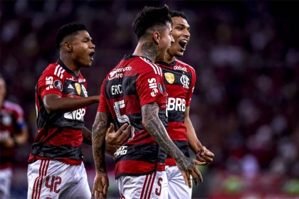 Jogadores festejam gol: triunfo deixou Flamengo mais perto da classificação (Foto: Marcelo Cortes/CRF)