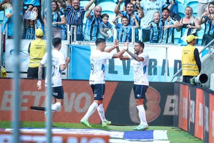 Jogadores na comemoração do gol: triunfo em casa (Foto: Lucas Uebel/Grêmio FBPA)