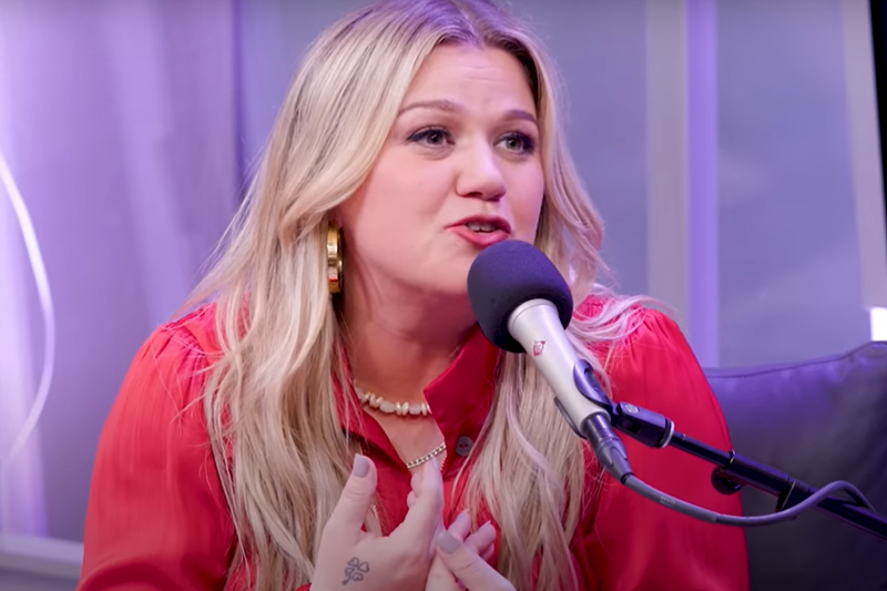 Kelly Clarkson revelou que chorava muito devido à separação (Foto: SXM/YouTube/Reprodução)