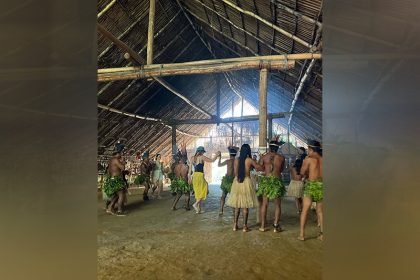 Lana Del Rey dançou com indígenas no Amazonas (Foto: Instagram/Reprodução)