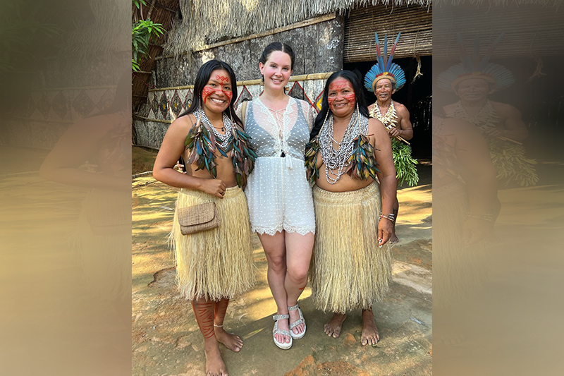 Lana Del Rey com a influenciadora indígena Maira Gomez  (Foto: Instagram/Reprodução)