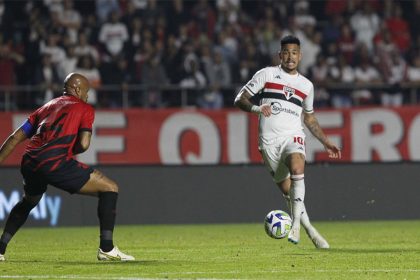 Luciano fez o gol da vitória do Tricolor paulista (Foto: Rubens Chiri/Saopaulofc.net)