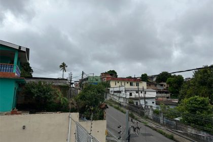 Manaus amanheceu com céu nublado e sensação de frio nesta quinta (Foto: Murilo Rodrigues/ATUAL)