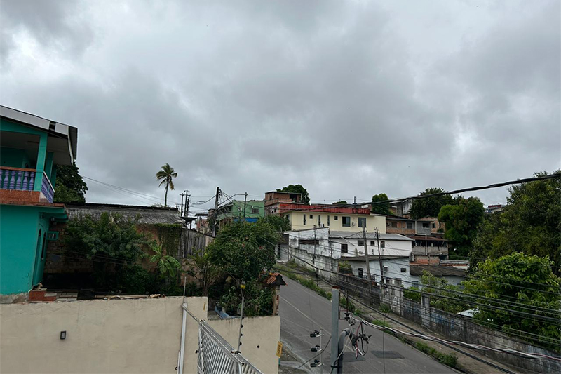 Manaus amanheceu com céu nublado e sensação de frio nesta quinta (Foto: Murilo Rodrigues/ATUAL)