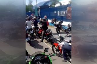 Motoboys e mototaxistas protestaram em frente à Semsa (Foto: Redes sociais/Reprodução)