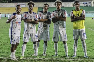 Jogadores do Nacional festejam gol: liderança isolada na Série D (Foto: João Normando/LB Agência)