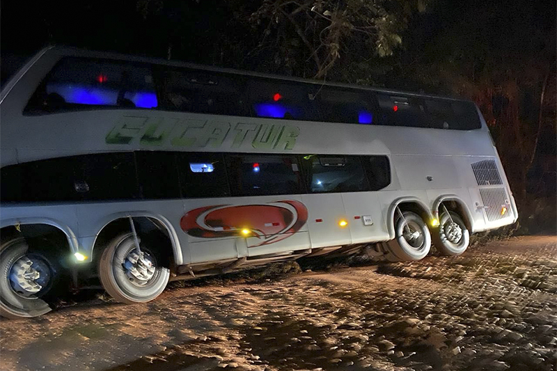 Ônibus com delegação do Princesa tombou ao passar por buraco na BR-174 (Foto: Princesa do Solimões/Twitter)