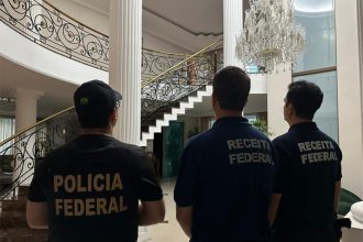 Policiais federais e agentes da Receita em casa de luxo: busca e apreensão (Foto: PF-AM/Divulgação)