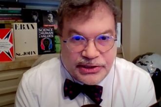 Peter Hotez diz que movimentos antivacina são criminosos (Foto: YouTube/Reprodução)