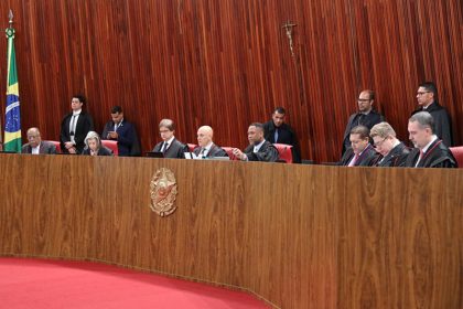 Plenário do TSE: julgamento de Bolsonaro foi suspenso e será retomado na terça-feira (Foto: Alejandro Zambrana/Secom TSE)