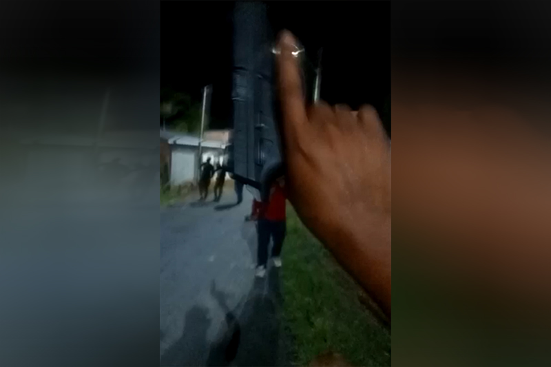 Pistola também foi exibida durante tiroteio em Iranduba  (Foto: Rede social/Reprodução)