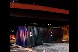 contêiner cai de viaduto em Manaus