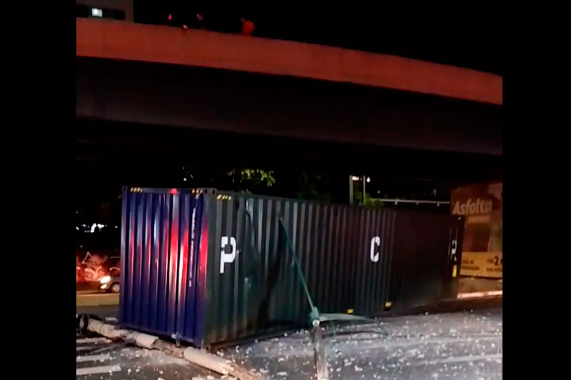 contêiner cai de viaduto em Manaus