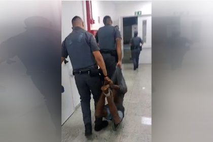 PMs carregam homem suspeito de furto amarrado nos pés e mãos (Foto: Reprodução/@padrejulio.lancellotti/Instagram)