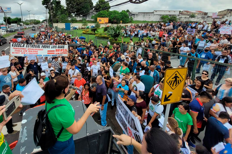 Pais de alunos dão aula e furam greve de professores em escola de SP