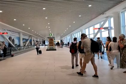 Hal de embarque e desembarque no aeroporto de Roma: hostilidade a ministro do STF (Foto: YouTube/Reprodução)