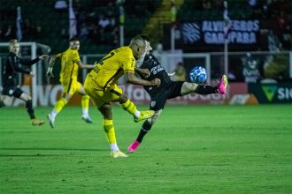 Amazonas (de amarelo) venceu fora de casas e voltou à liderança da Série C (Foto: Patrick Floriani/FFC/Divulgação)
