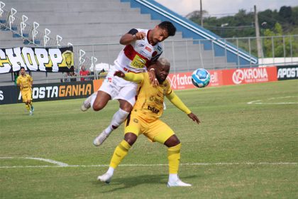 Amazonas (de amarelo) venceu e se manteve na liderança da Série C (Foto: Jadison Sampaio/Amazonas FC)