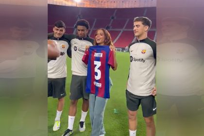 Anitta exibiu camisa do Barcelona que ganhou ao visitar o clube (Foto: YouTube/GE/Reprodução)