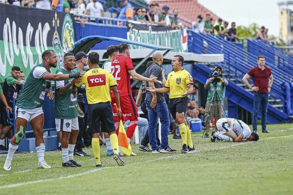 Jogadores do Manaus FC discutiram com árbitro em jogo contra o São José/RS (Foto: Ismael Monteiro/Manaus FC)