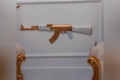 Réplica de arma decora escritório de Jojo Todynho (Foto: Instagram/Reprodução)