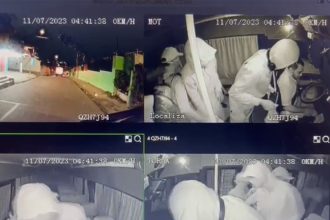 Bandidos rendem motorista de micro-ônibus e usam veículo em assaltos (Foto: Câmera de segurança/Reprodução)