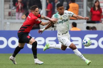 Disputa de bola: tudo igual entre Athletico e Palmeiras (Foto: Cesar Greco/Palmeiras/By Canon)