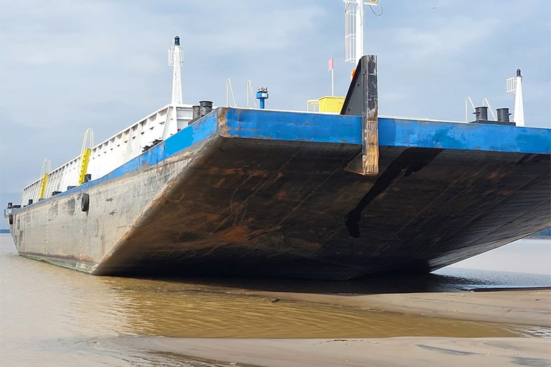 Balsa encalhada em banco de areia: risco comum nos rios do Amazonas durante o verão (Foto: Sindarma/Divulgação)