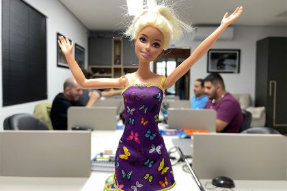 Barbie inspirou homens e mulheres por um padrão de beleza (Foto: Hudson Neris/ATUAL)