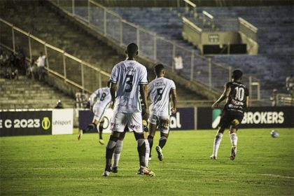 Manaus (de branco) perdeu para o Botafogo e entrou na zona de rebaixamento da Série C (Foto: Cristiano Santos/Botafogo-PB)