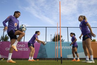 Jogadoras do Brasil treinam condicionamento físico: revanche contra a França (Foto: Thais Magalhães/CBF)