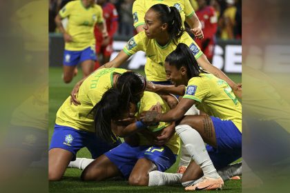 Jogadoras comemoram gol de Bia Zaneratto, o segundo na vitória do Brasil (Foto: Twitter/FifaWorldCup)