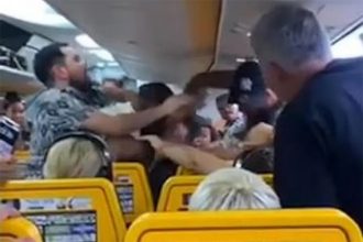 Passageiros brigam em avião por causa de assento (Foto: Redes sociais/Reprodução)