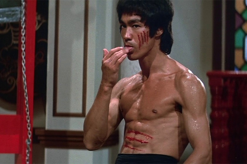 Bruce Lee em cena de 'Operação Dragão': causa da morte pode ter sido água nos rins (Foto: YouTube/Reprodução)