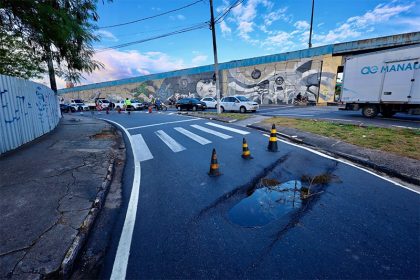 Buraco surgiu após afundamento do asfalto na Ephigênio Salles (Foto: Seminf/Divulgação)