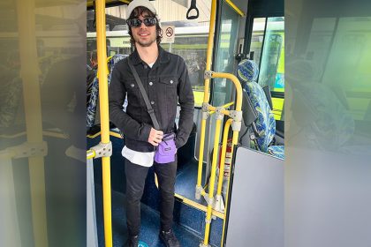 Fiuk no ônibus: primeira vez andando de 'busão' (Foto: Instagram/Reprodução)