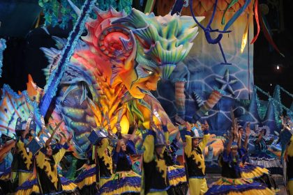 Alegoria no Festival de Parintins: bumbás querem divulgação do folclore no exterior (Foto: Alex Pazuello/Secom Gov AM))